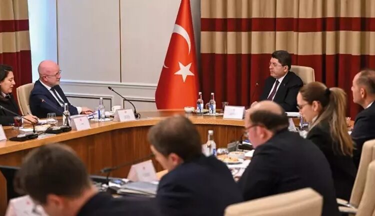 Bakan Tunç, Avrupalı heyete Türkiye'de işkence olmadığını anlattı 1 Bakan Tunç, Avrupalı heyete Türkiye’de işkence olmadığını anlattı