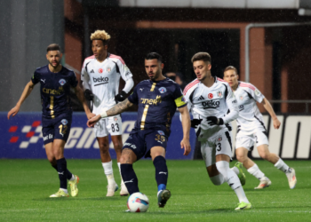 Beşiktaş, 10 kişi kaldığı Kasımpaşa karşısında 90’da bulduğu penaltı golüyle 1 puanı kurtardı