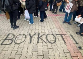 İki genç 'Cumhurbaşkanına hakaret' suçlamasıyla tutuklandı: Gerekçe duvar yazıları 1 İki genç ‘Cumhurbaşkanına hakaret’ suçlamasıyla tutuklandı: Gerekçe duvar yazıları