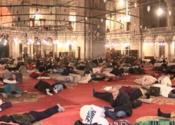 İstanbullular geceyi park, cami ve spor salonlarında geçirdi