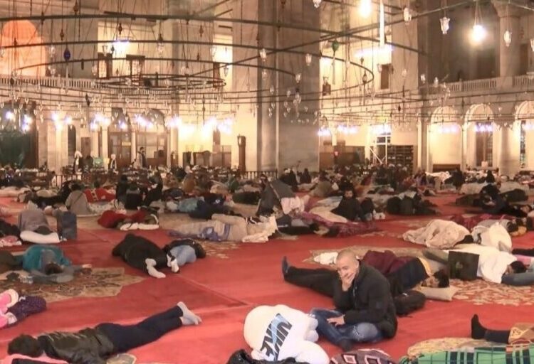 İstanbullular geceyi park, cami ve spor salonlarında geçirdi 1 İstanbullular geceyi park, cami ve spor salonlarında geçirdi