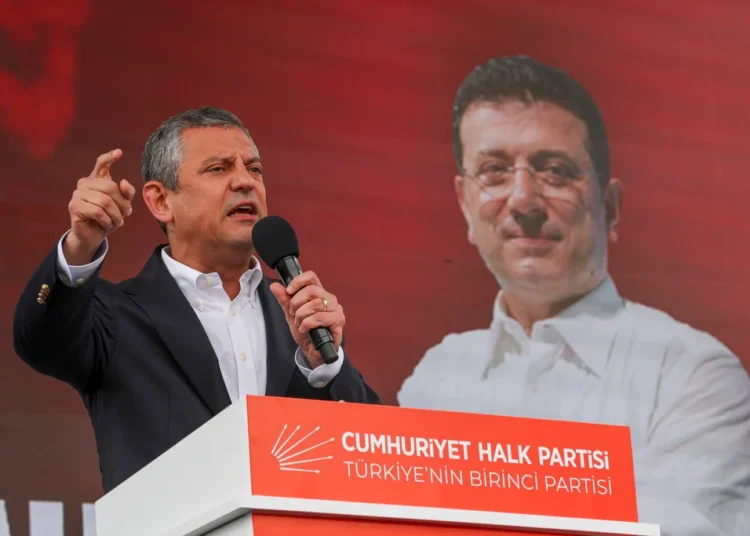 Mersin’de konuşan Özgür Özel: Cuntanın karargâhı Beştepe, silahı ise ele geçirdiği yargıdır