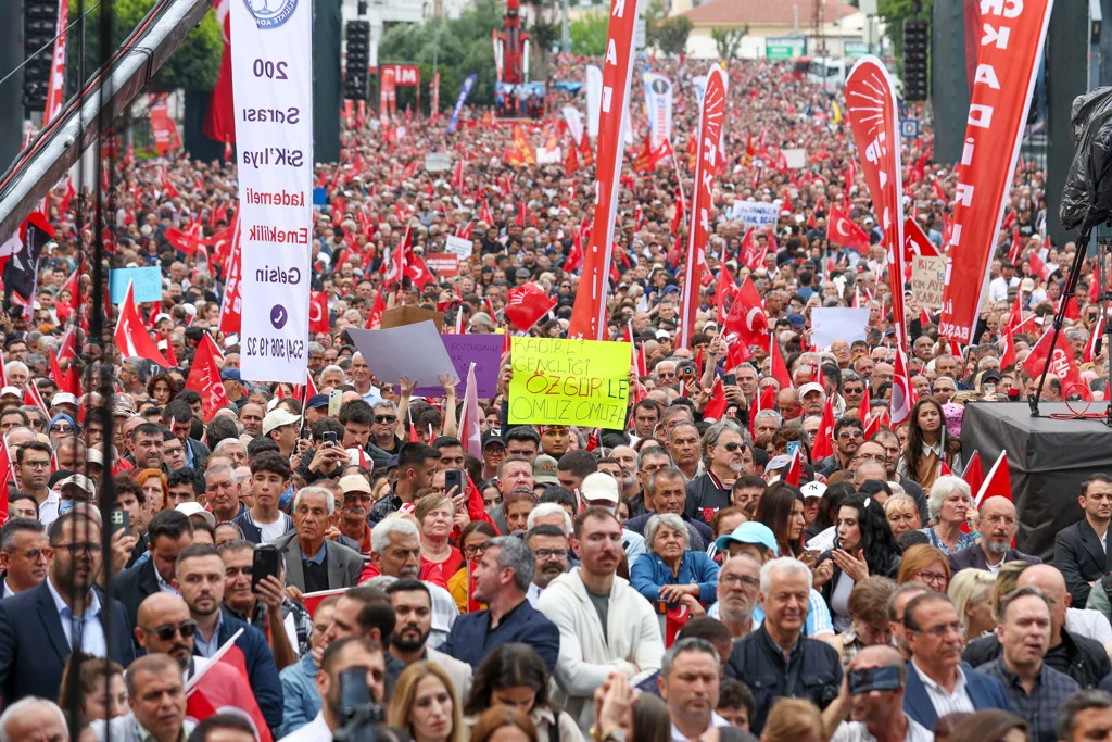 Mersin'de konuşan Özgür Özel: Cuntanın karargâhı Beştepe, silahı ise ele geçirdiği yargıdır