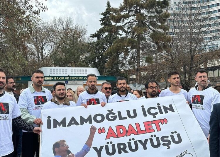 CHP’li gençler İmamoğlu için Kayseri’den Yozgat’a yürüdü