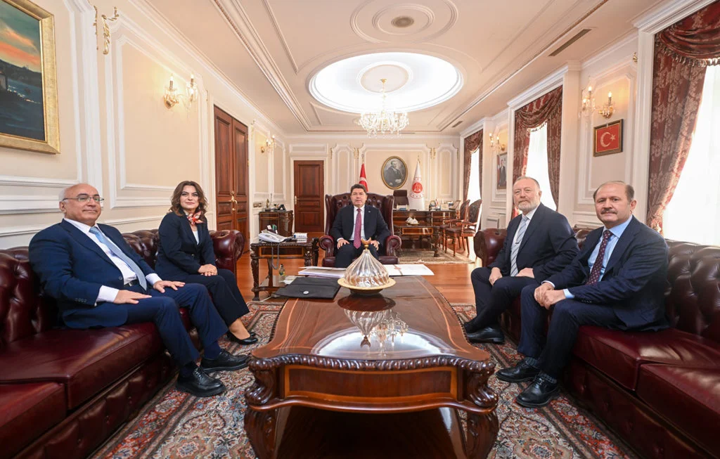 DEM Parti heyeti, Adalet Bakanı Tunç ile görüştü: "Öcalan'ın koşullarıyla ilgili bazı gelişmeler görebiliriz" 2 DEM Parti heyeti, Adalet Bakanı Tunç ile görüştü: "Öcalan'ın koşullarıyla ilgili bazı gelişmeler görebiliriz"