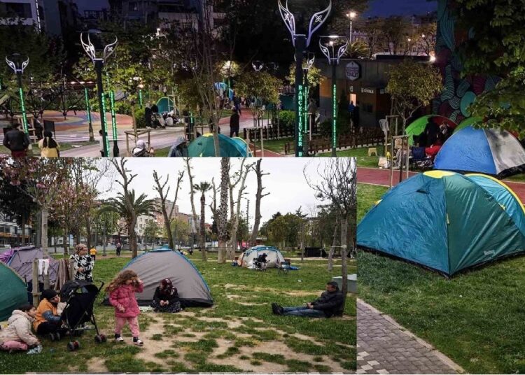 Yağışlı havaya rağmen İstanbullular yine geceyi çadırlarda geçirdi 1 Yağışlı havaya rağmen İstanbullular yine geceyi çadırlarda geçirdi