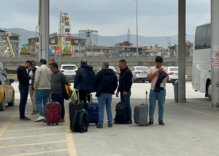 Depremden kaçıp İstanbul'a gelen Hataylılar memleketlerine dönüyor 1 Depremden kaçıp İstanbul’a gelen Hataylılar memleketlerine dönüyor