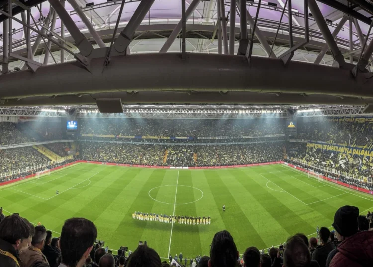 Fenerbahçe taraftarları ‘hak, hukuk, adalet’ diyerek stadyumu inletti 1 Fenerbahçe taraftarları ‘hak, hukuk, adalet’ diyerek stadyumu inletti