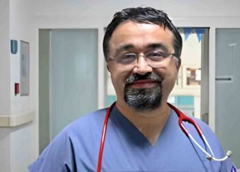 Balkondan düşen doktor hayatını kaybetti