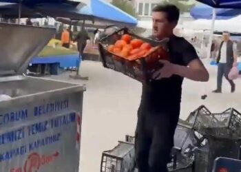Tepki gösterip domatesleri çöpe döken pazarcıya milyonluk ceza