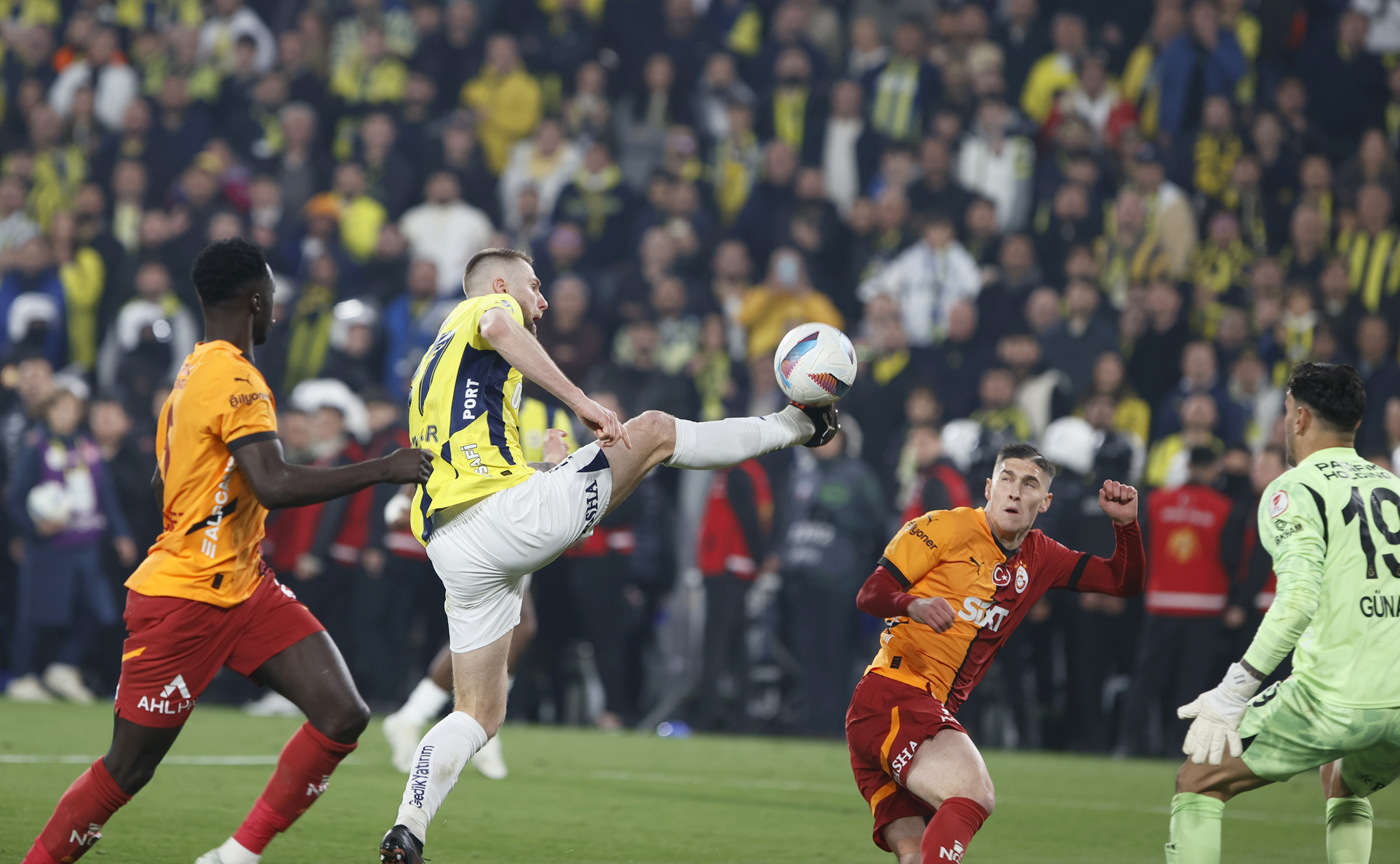 Safa Kar yazdı I Galatasaray Kadıköy’de turladı
