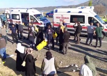 Elazığ’da yolcu midibüsü devrildi: 7’si ağır 25 kişi yaralandı