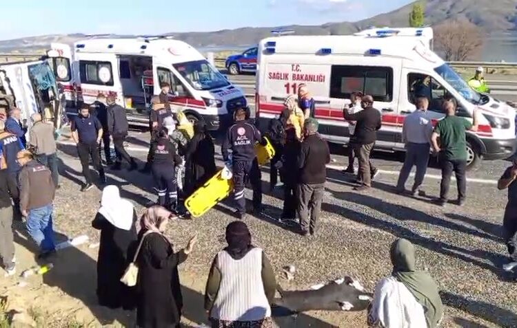 Elazığ'da yolcu midibüsü devrildi: 7’si ağır 25 kişi yaralandı 1 Elazığ’da yolcu midibüsü devrildi: 7’si ağır 25 kişi yaralandı
