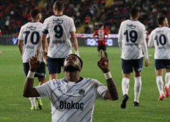 Fenerbahçe ikinci yarı geri döndü: Maç fazlasıyla puan farkı 2’ye indi