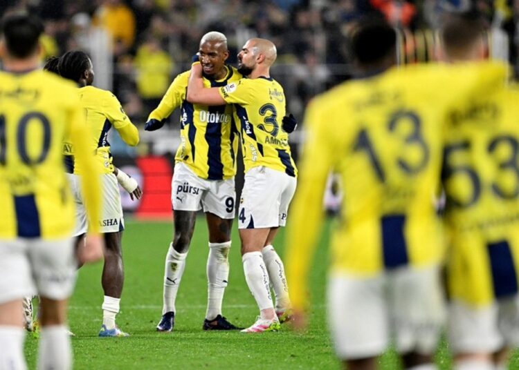 Talisca şov yaptı, Fenerbahçe Trabzonspor'u farklı yendi: Puan farkı 3'e düştü 1 Talisca şov yaptı, Fenerbahçe Trabzonspor’u farklı yendi: Puan farkı 3’e düştü