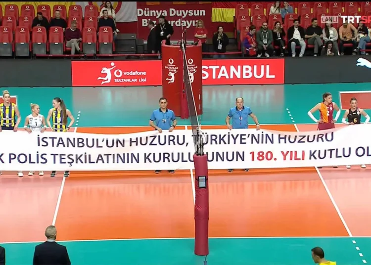 Galatasaraylı voleybolcu İlkin Aydın’ın polis teşkilatının 180. yıl pankartını tutmadığı anlar gündem oldu