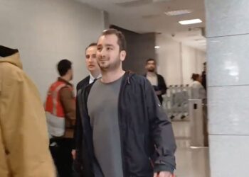 Bu da oldu: Yargılandığı duruşmaya girmeye çalışan genç gözaltına alındı