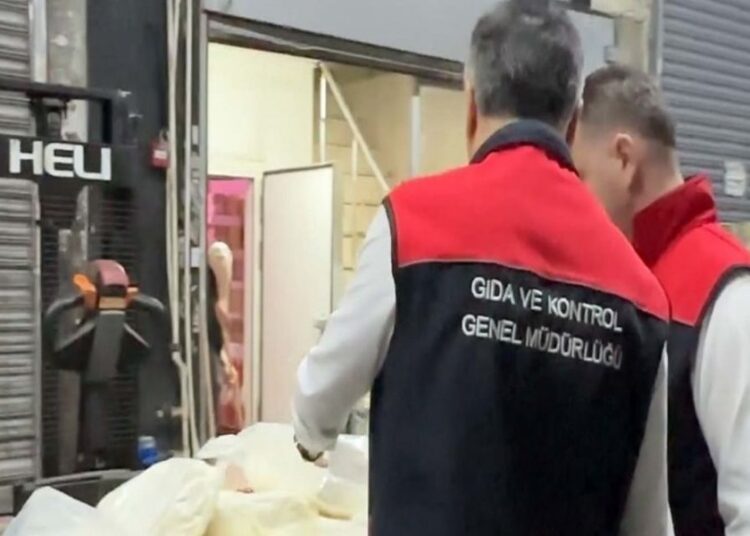 Sofradaki tehlike: İstanbul'da 35 ton gıdaya el konuldu 1 Sofradaki tehlike: İstanbul’da 35 ton gıdaya el konuldu