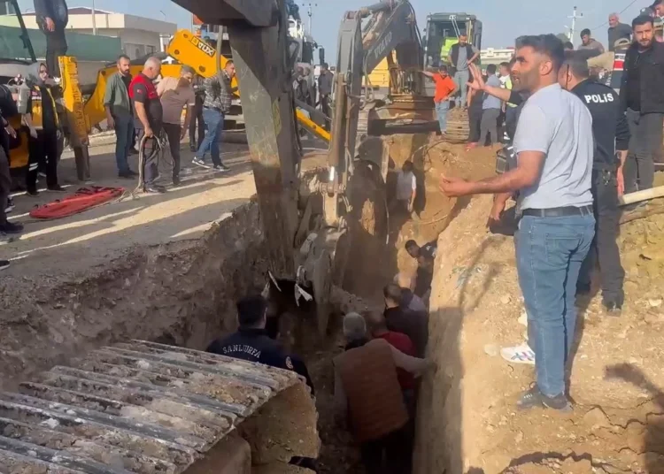 Kanalizasyon kazısı esnasında toprak altında kalan 3 işçi hayatını kaybetti