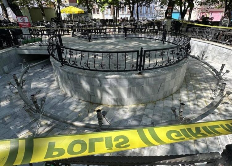 Süs havuzunda akıma kapıldılar: Biri çocuk 4 yaralı 1 Süs havuzunda akıma kapıldılar: Biri çocuk 4 yaralı
