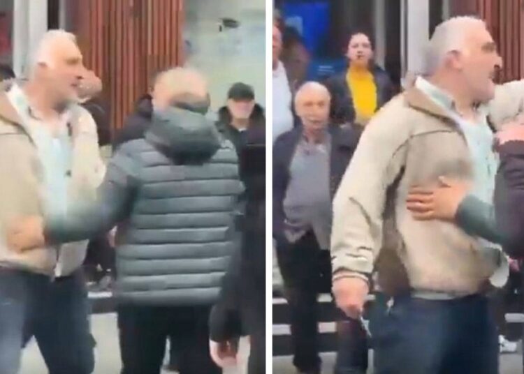 "İmamoğlu'na özgürlük" standına bıçaklı saldırı: 1 yaralı 1 “İmamoğlu’na özgürlük” standına bıçaklı saldırı: 1 yaralı