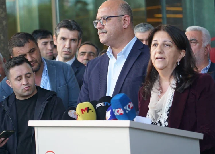 Öcalan'la görüşen İmralı Heyeti'nden açıklama: Sırrı Süreyya Önder için özel mesaj 1 Öcalan’la görüşen İmralı Heyeti’nden açıklama: Sırrı Süreyya Önder için özel mesaj