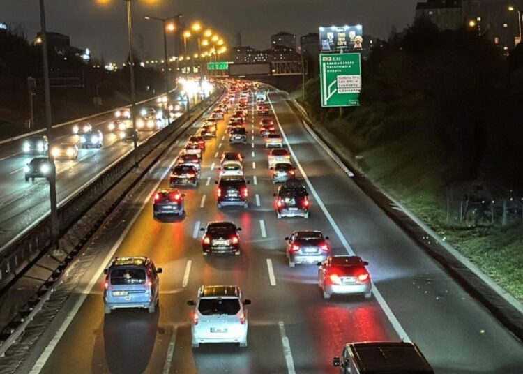 Deprem sonrası şehirden ayrılmak isteyenler yolları tıkadı 1 Deprem sonrası şehirden ayrılmak isteyenler yolları tıkadı