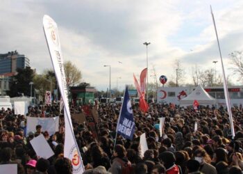 Üniversiteliler tutuklu gençler için Kadıköy’de buluştu