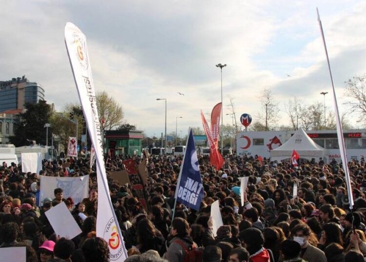Üniversiteliler tutuklu gençler için Kadıköy’de buluştu
