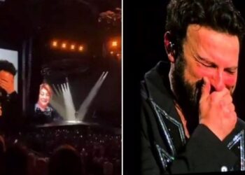Annesini kaybeden Tarkan, ilk konserinde sahnede gözyaşlarını tutamadı! 12 Annesini kaybeden Tarkan, ilk konserinde sahnede gözyaşlarını tutamadı!