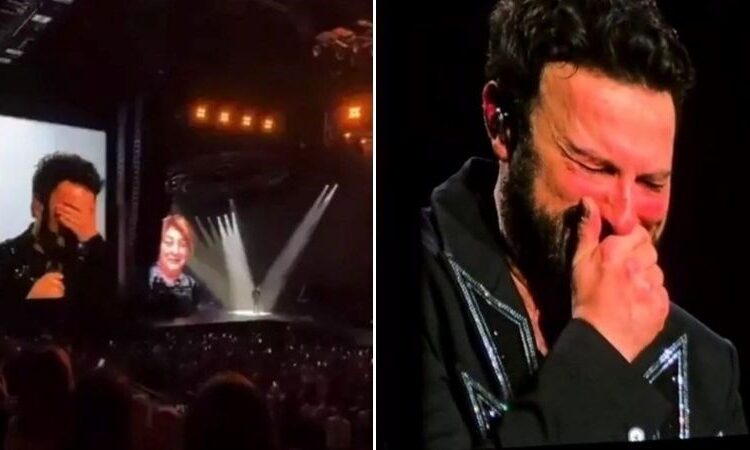 Annesini kaybeden Tarkan, ilk konserinde sahnede gözyaşlarını tutamadı!
