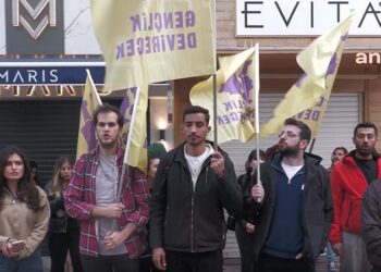 İzmir’de ihbar ettiği öğrencilerin ‘tutuklanmasına neden olan’ esnaf protesto edildi