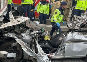 İstanbul'da otomobil TIR’ın altına girdi: 4 ölü 3 İstanbul’da otomobil TIR’ın altına girdi: 4 ölü