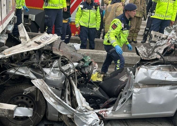 İstanbul’da otomobil TIR’ın altına girdi: 4 ölü