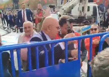 Mahmut Tanal, polis bariyerlerindeki kelepçeyi penseyle kesti