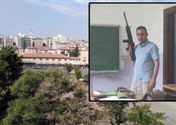 Müdür yardımcısı, sınıfta tüfekle fotoğraf çektirdi