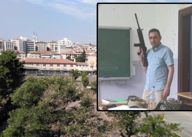 Müdür yardımcısı, sınıfta tüfekle fotoğraf çektirdi 1 Müdür yardımcısı, sınıfta tüfekle fotoğraf çektirdi