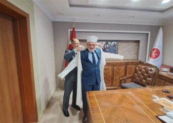 AK Parti’de siyaset için çıkardığı sarığı, seçilemeyince geri taktı