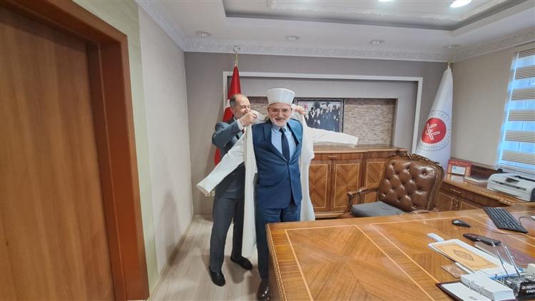 AK Parti’de siyaset için çıkardığı sarığı, seçilemeyince geri taktı 1 AK Parti’de siyaset için çıkardığı sarığı, seçilemeyince geri taktı
