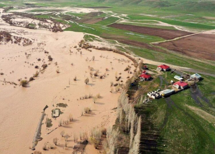 Murat Nehri taştı, tarım arazilerini su bastı 1 Murat Nehri taştı, tarım arazilerini su bastı