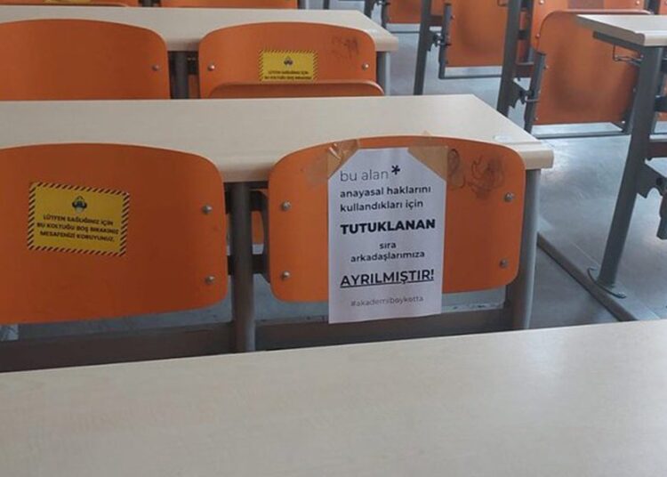 Cezaevindeki 299 öğrencinin sırası boş kaldı: Üniversitede sınav protestosu