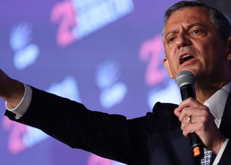 Özgür Özel'den Bakan Yusuf Tekin'e: Başörtülü kardeşimin hakkını savunmak o meczuba kalmamış 1 Özgür Özel’den Bakan Yusuf Tekin’e: Başörtülü kardeşimin hakkını savunmak o meczuba kalmamış