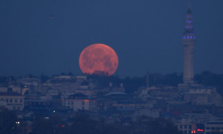 İstanbul’da ‘Pembe Ay’ şöleni