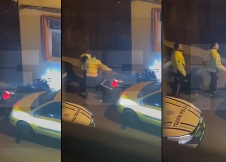 'Abi dur' dedikçe vurdular: Vatandaşı tekme tokat döven polisler görevden alındı 1 ‘Abi dur’ dedikçe vurdular: Vatandaşı tekme tokat döven polisler görevden alındı