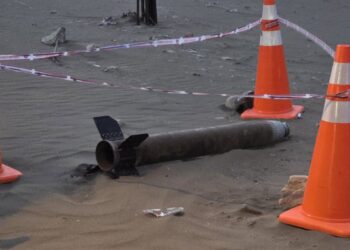 Hatay Samandağ’da sahile roket vurdu