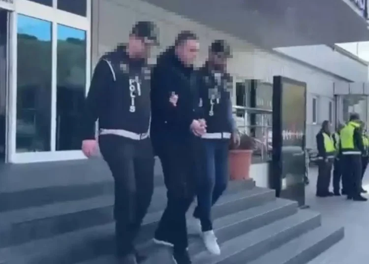 'Sarallar' suç örgütü yöneticisi Atatürk Havalimanı’nda yakalandı 1 ‘Sarallar’ suç örgütü yöneticisi Atatürk Havalimanı’nda yakalandı