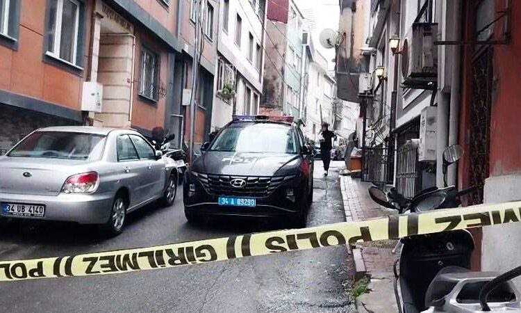 İstanbul'un göbeğinde maskeli infaz: Biri hamile kadın, 2 kişi öldürüldü 1 İstanbul’un göbeğinde maskeli infaz: Biri hamile kadın, 2 kişi öldürüldü