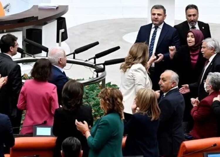 TBMM'de 'Can Atalay' krizi: AYM'nin kararı okundu, Numan Kurtulmuş'tan 'kınama' geldi 1 TBMM’de ‘Can Atalay’ krizi: AYM’nin kararı okundu, Numan Kurtulmuş’tan ‘kınama’ geldi