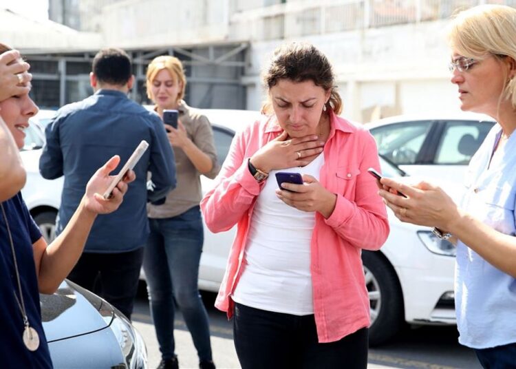 Deprem sonrası çalışmayan telefonlar altyapıdaki eksiklikleri gözler önüne serdi