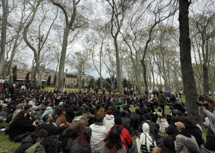 Gülhane Parkı’nda bir araya gelen 43 TİP'li gözaltına alındı 1 Gülhane Parkı’nda bir araya gelen 43 TİP’li gözaltına alındı